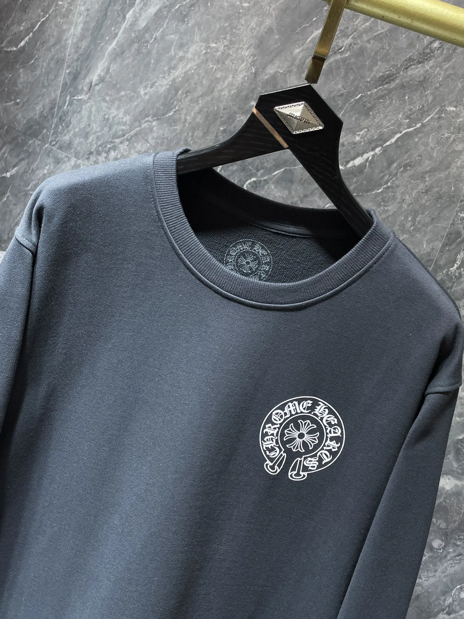 P230 Chrome Hearts Autumn and Winter 2025 simultaneous sale at counters❤️ Chrome Hearts Sanskrit horseshoe letter round neck sweatshirt Classic cross horseshoe foam print ➕ Customized zipper design on both sides Improved customized version 1:1 high weight fabric Recommended color: Specially customized cement dark gray Size: S, M, L, XL